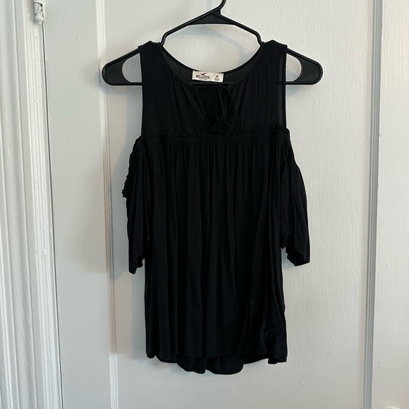 Hollister Size Medium black cold shoulder ruffle sleeve top - Picture 5 of 6